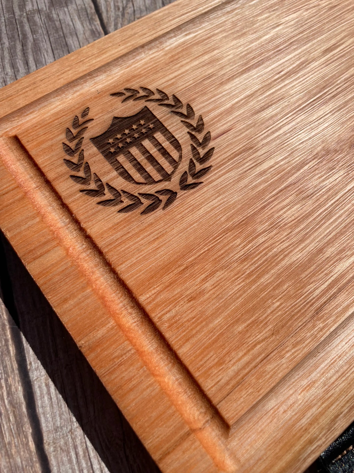 Tabla de asado personalizada con cubiertos