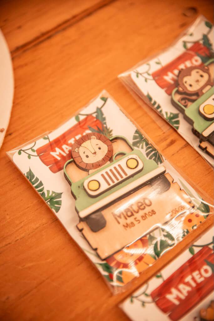 Souvenirs de madera pintados a mano - compra mínima 25 unidades