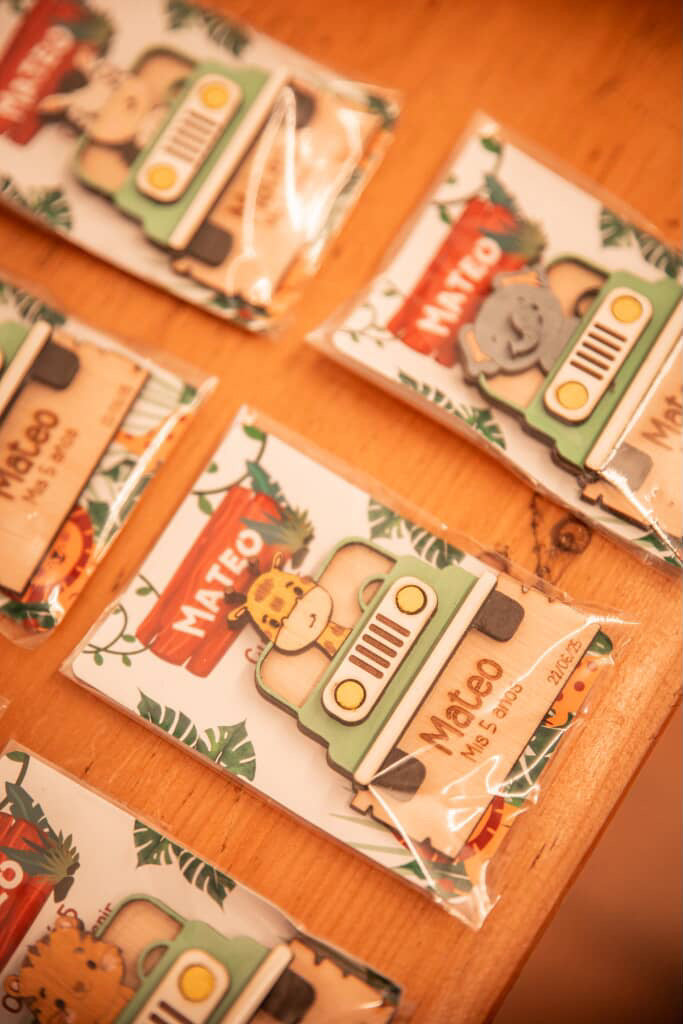 Souvenirs de madera pintados a mano - compra mínima 25 unidades