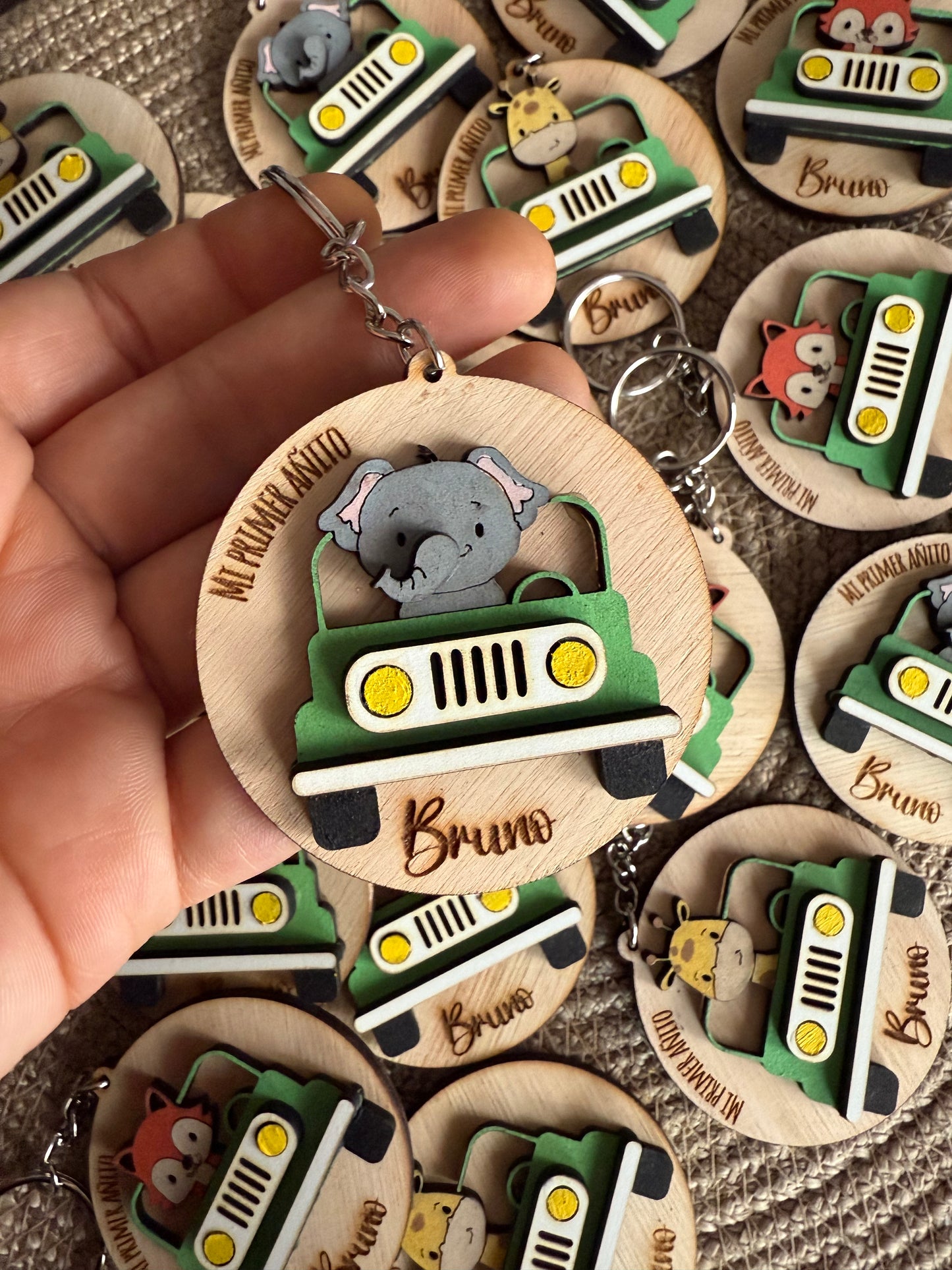 Souvenirs de madera pintados a mano - compra mínima 25 unidades