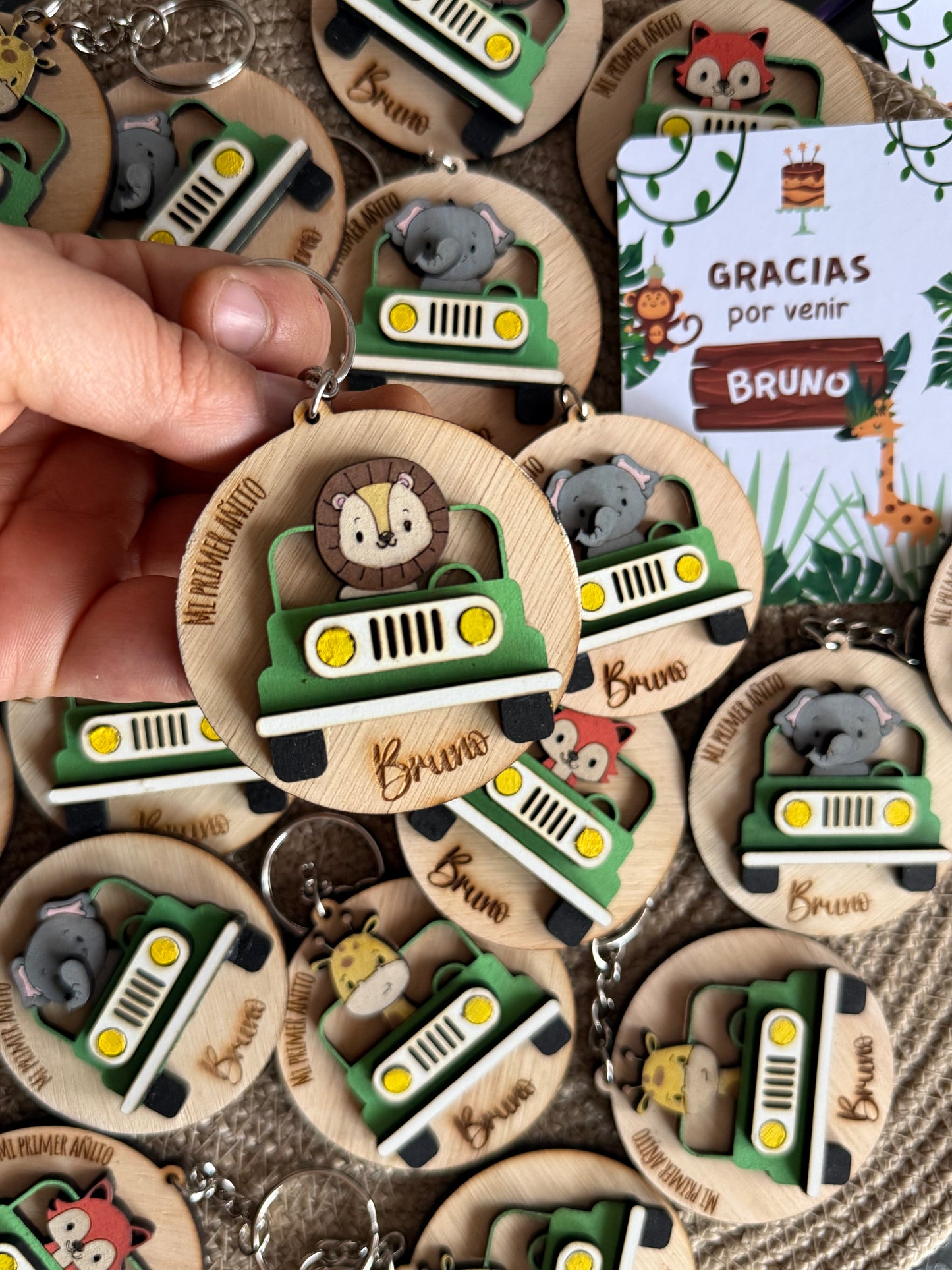 Souvenirs de madera pintados a mano - compra mínima 25 unidades