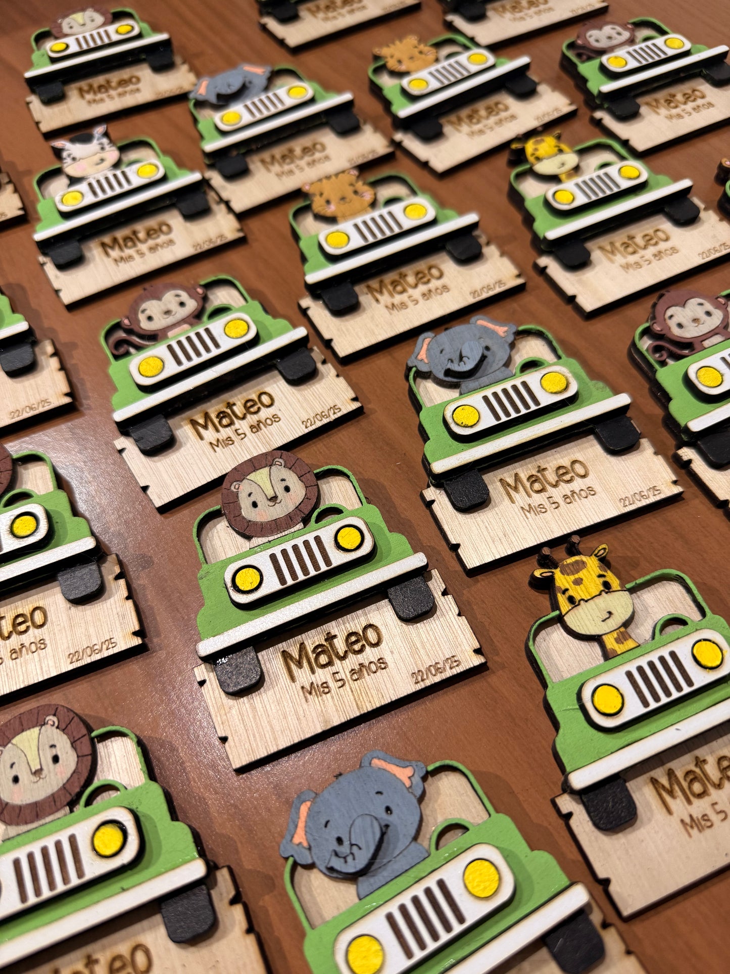 Souvenirs de madera pintados a mano - compra mínima 25 unidades