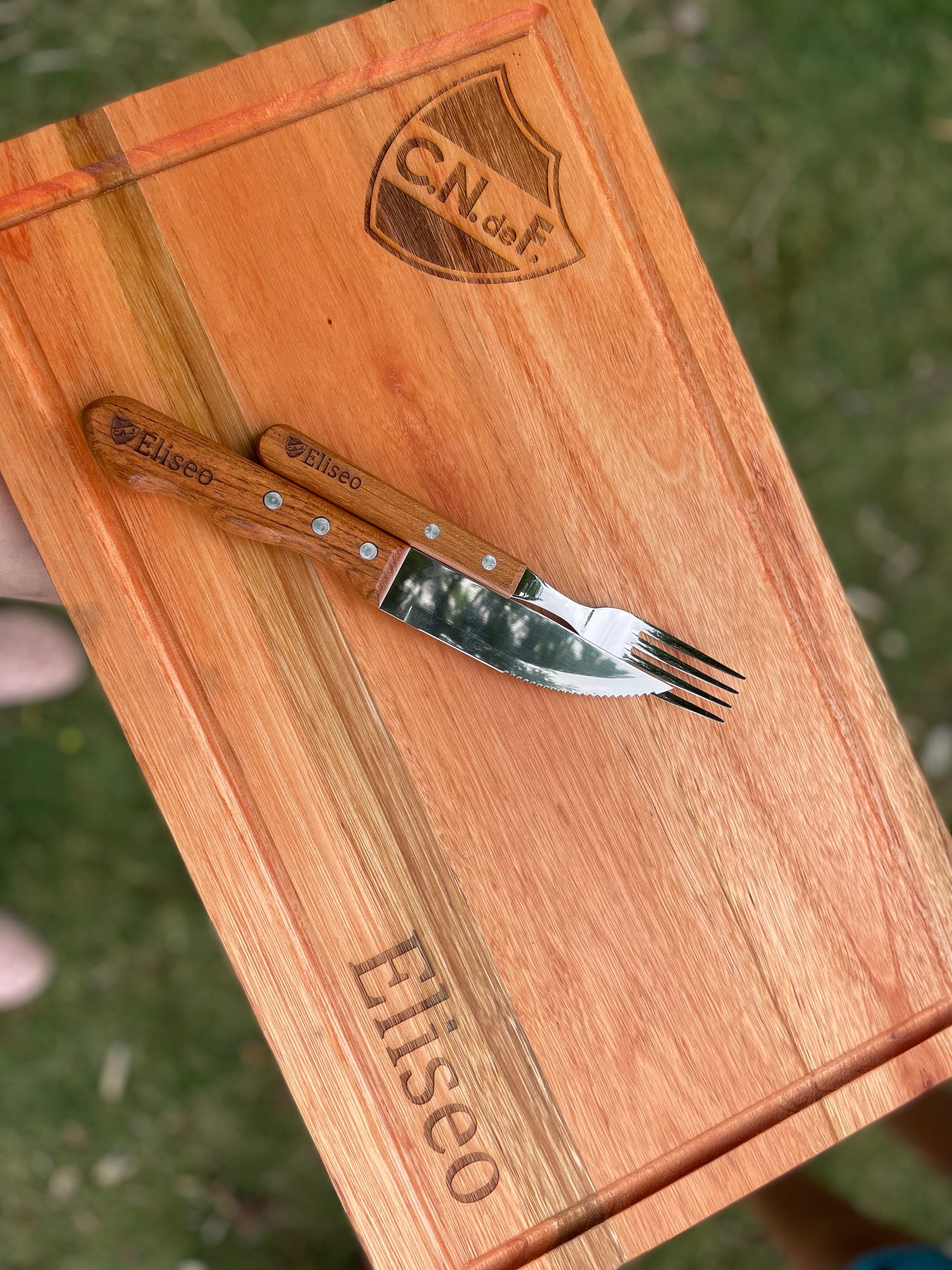Tabla de asado personalizada con cubiertos
