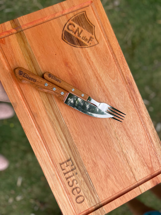 Tabla de asado personalizada con cubiertos