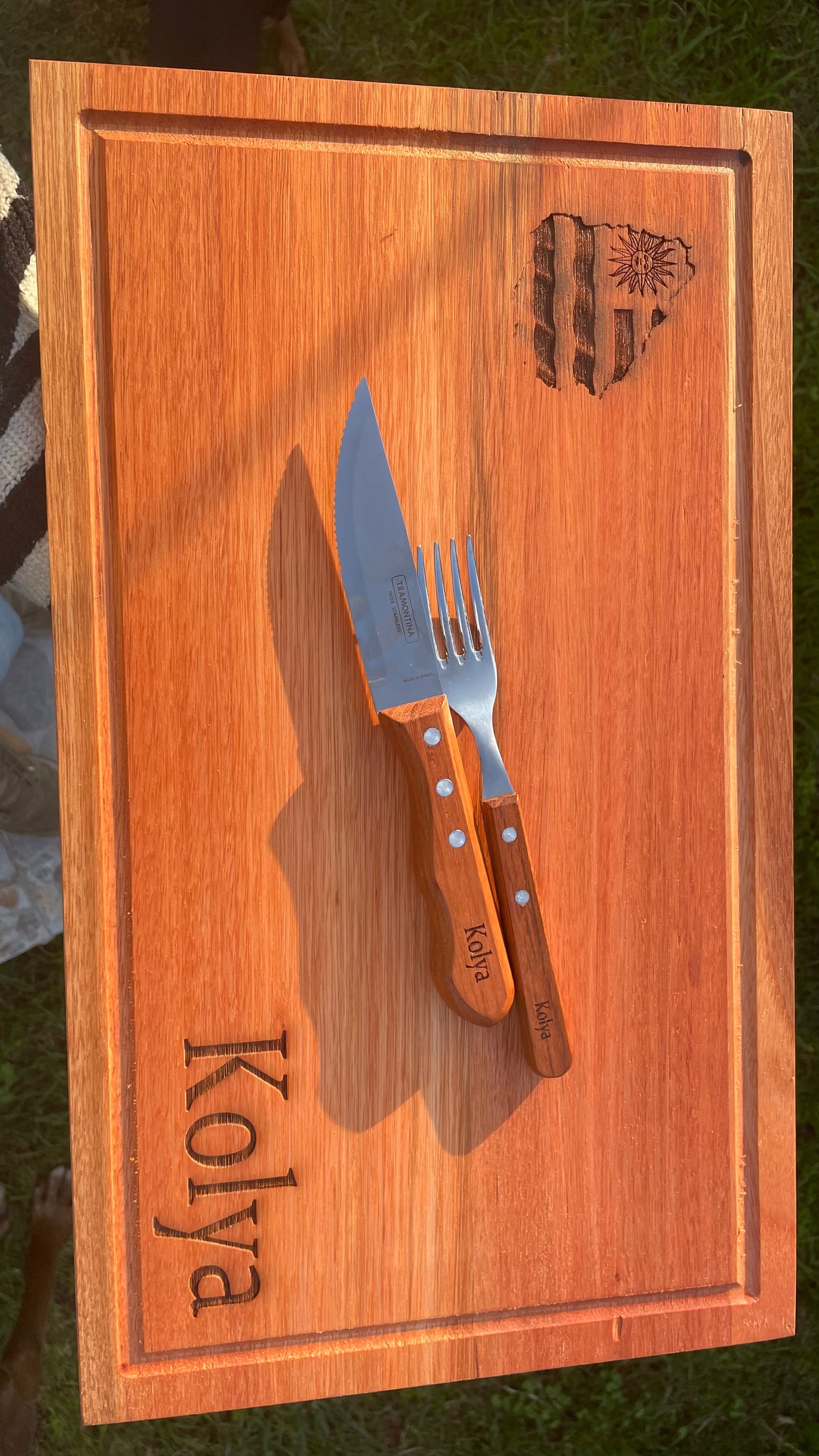 Tabla de asado personalizada con cubiertos